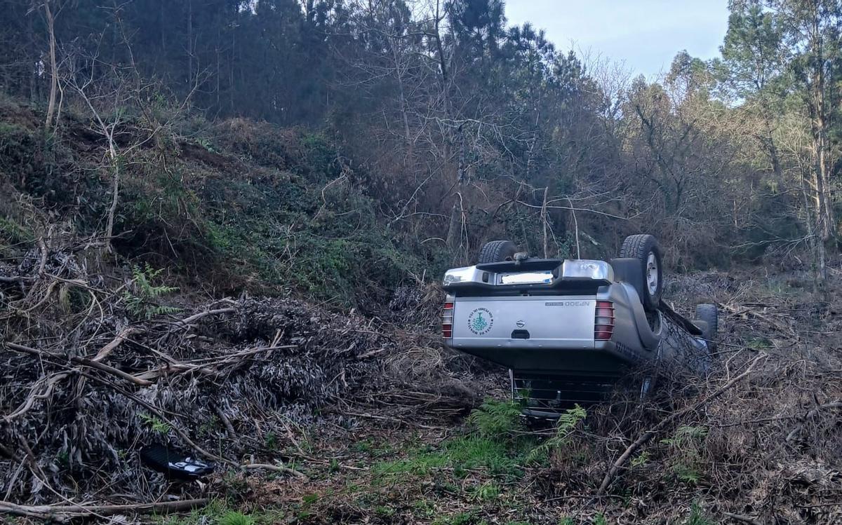 El vehículo tras volcar en Vilagarcía.