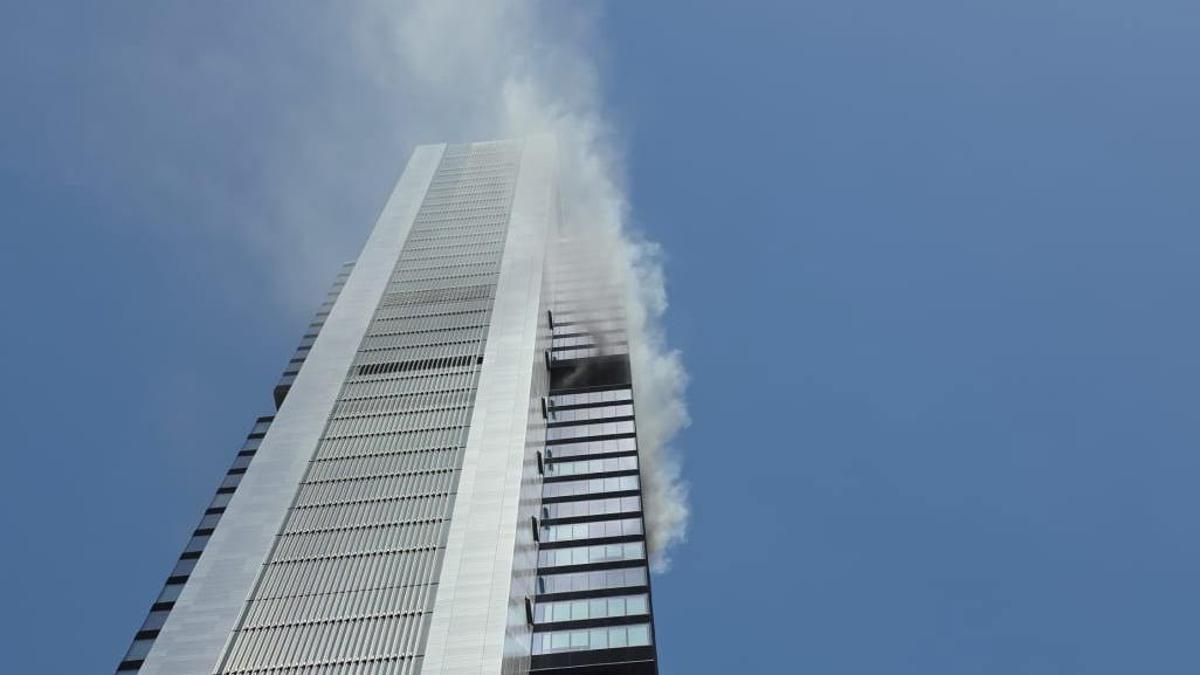 INCENDIO CUATRO TORRES | Tarde ‘caliente’ en el distrito financiero de Madrid: «Al llegar abajo me temblaban las piernas»