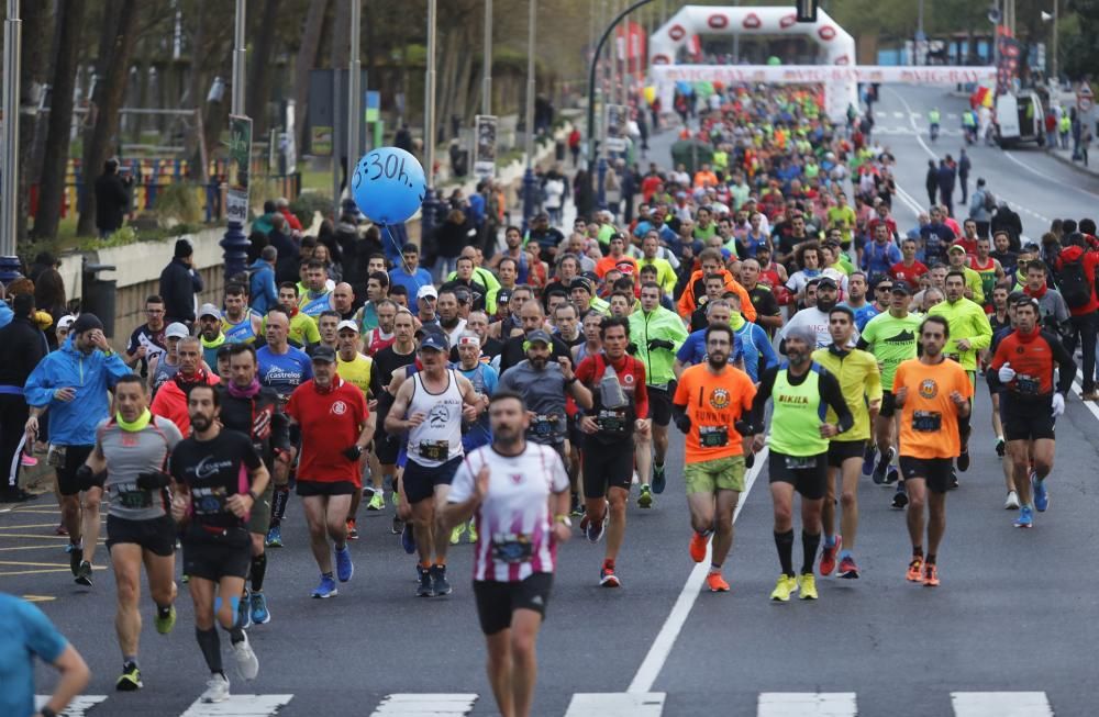 Los corredores del maratón completan la primera mitad del recorrido en los alrededores de Samil y Coruxo.