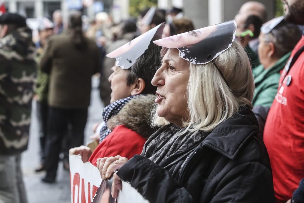 Manifestación de los sindicatos UGT y CCOO en Oviedo contra las políticas del Gobierno