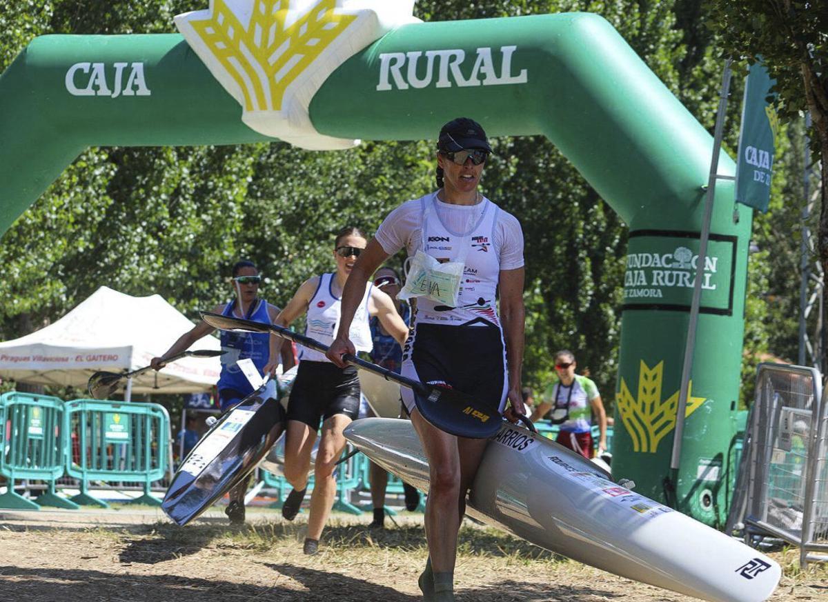 Eva Barrios, liderando a las mujeres del K1 en un porteo. | ALBA PRIETO