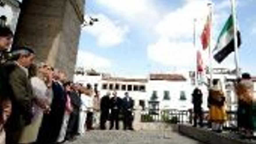 Una ofrenda floral a la patrona ´estrena´ el Día de Extremadura