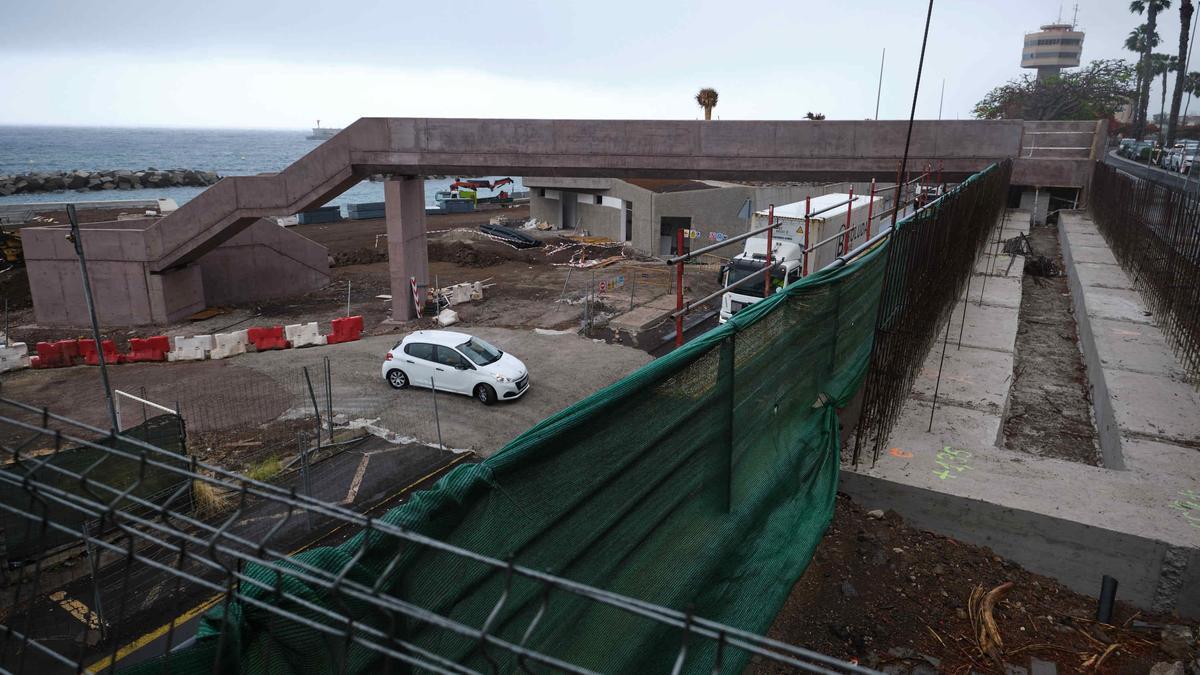 Una de las dos pasarelas peatonales de acceso a la Zona de Charcos.