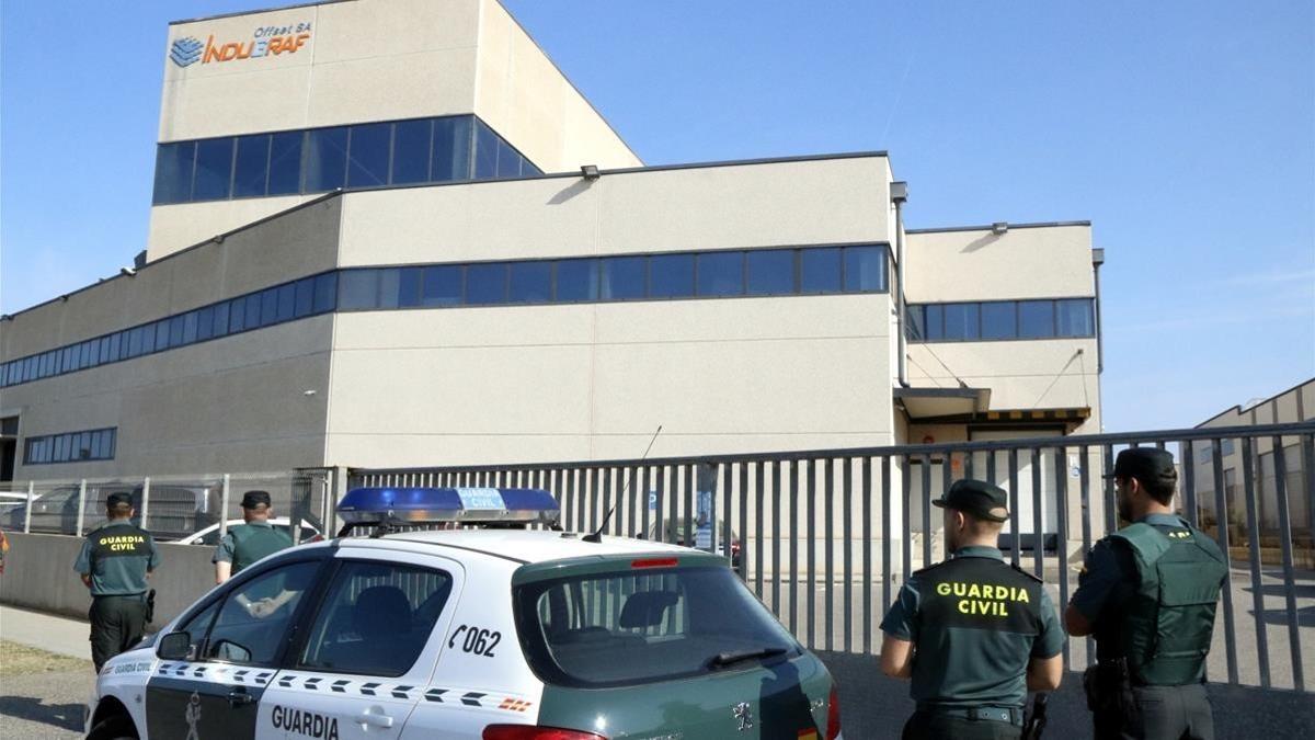 Miembros de la Guardia Civil frente a la imprenta &quot;Indugraf&quot;, en Constantí.