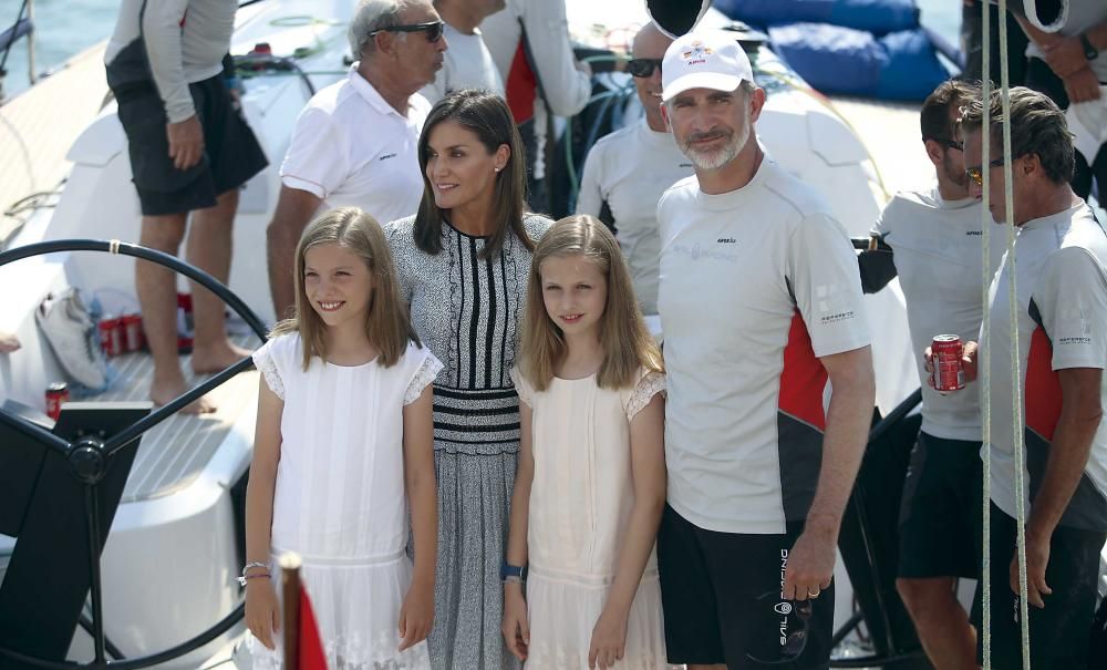 Letizia y sus hijas, a por el Rey marinero