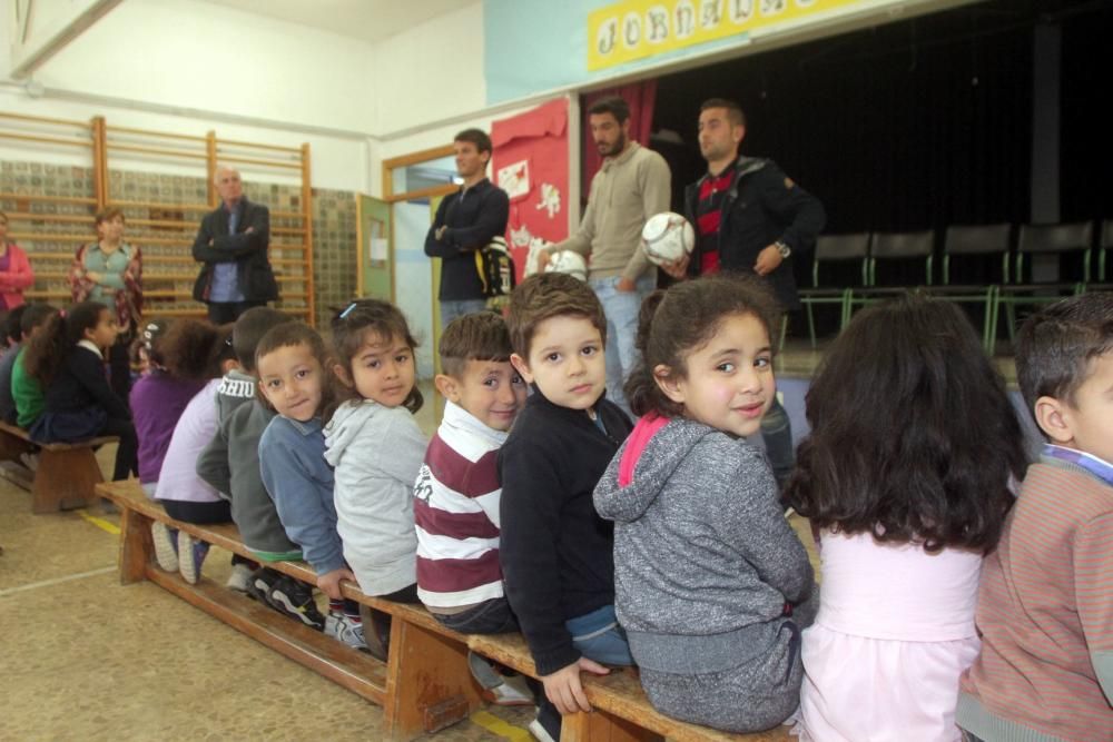 Futbolistas del Cartagena visitan un colegio