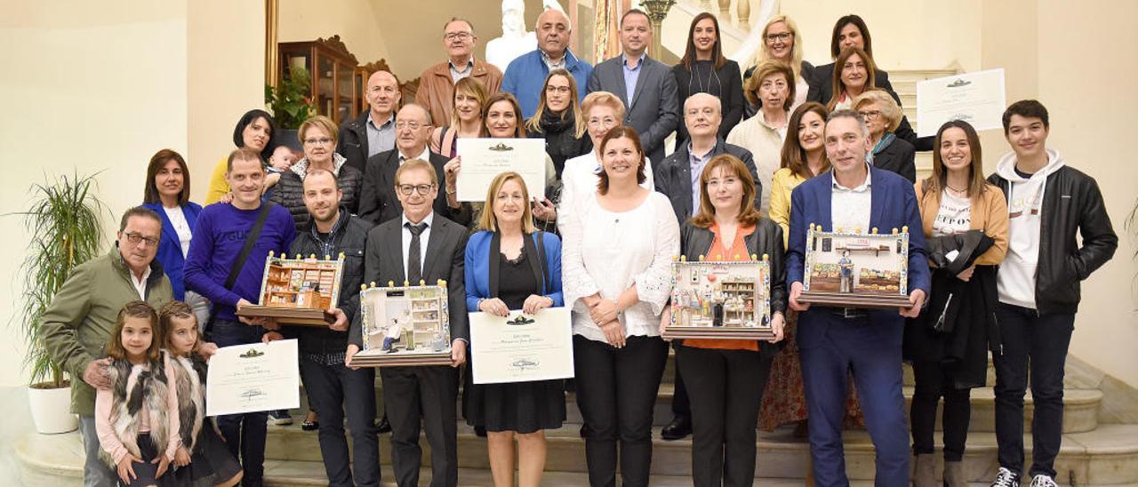 Homenaje ayer en el salón de plenos a cuatro de los comercios más veteranos de la capital de la Plana.