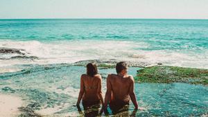 una pareja de vacaciones en la playa