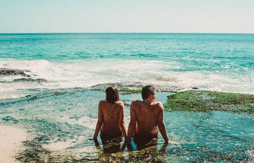 una pareja de vacaciones en la playa