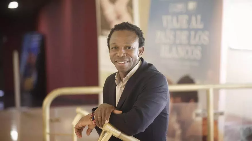 VÍDEO | Ousman Umar:  “Los políticos que hablan de ‘prioridad nacional’ tendrían que cultivar ellos mismos el algodón con el que están hechas sus camisas”