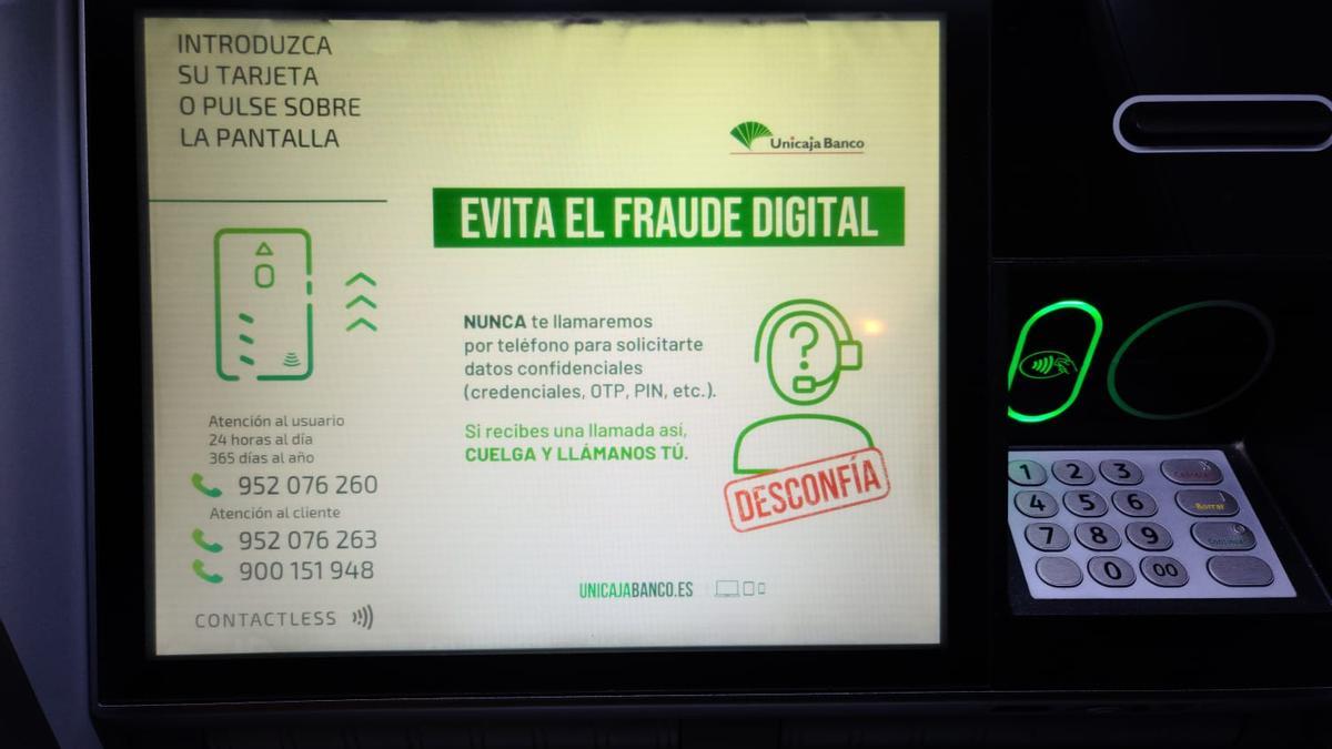 Pantalla de un cajero de Unicaja alertando de posibles fraudes.