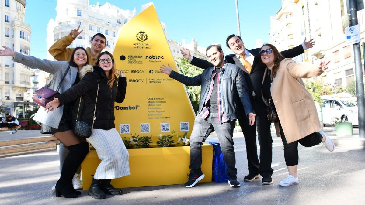 Los autores del banco surgido del proyecto &#039;Comboi&#039; posan junto a su creación en la plaza del Ayuntamiento de València.