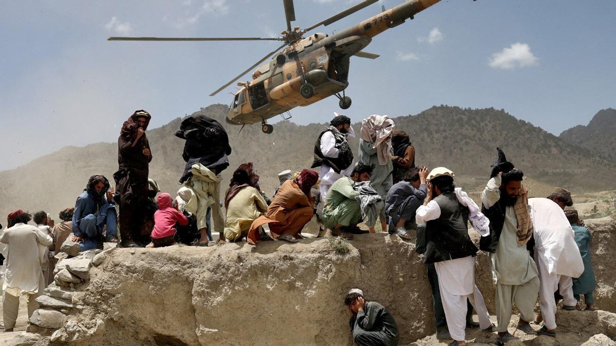 Un helicóptero talibán despega tras llevar ayuda al lugar del terremoto en Gayan