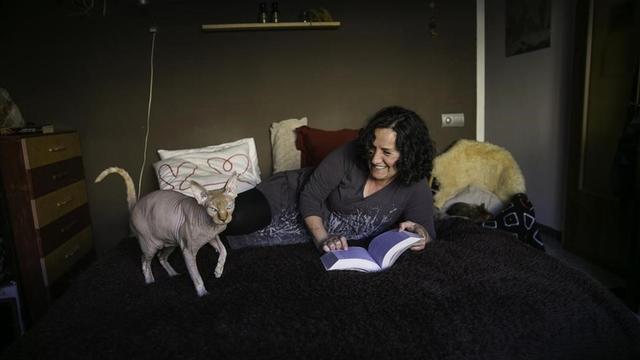 Silvia González, en su piso de Esplugues de Llobregat.