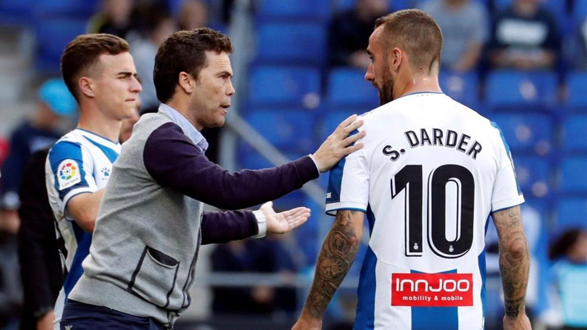 Darder recibe órdenes de Rubi en un duelo disputado en el RCDE Stadium.