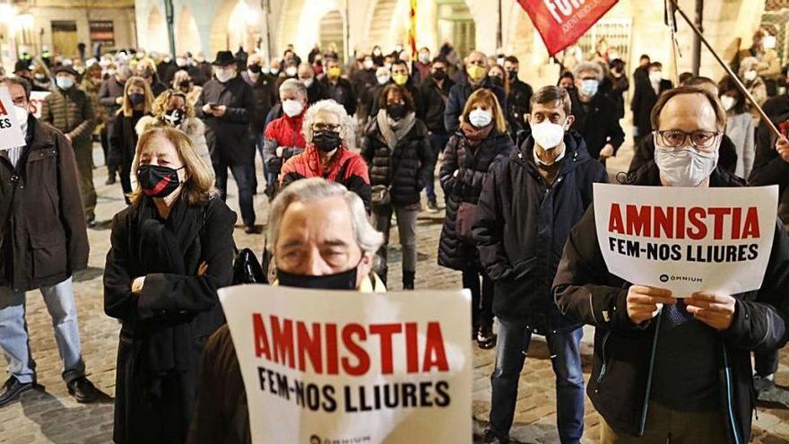 Unes 250 persones es van concentrar a la plaça del Vi de Girona.