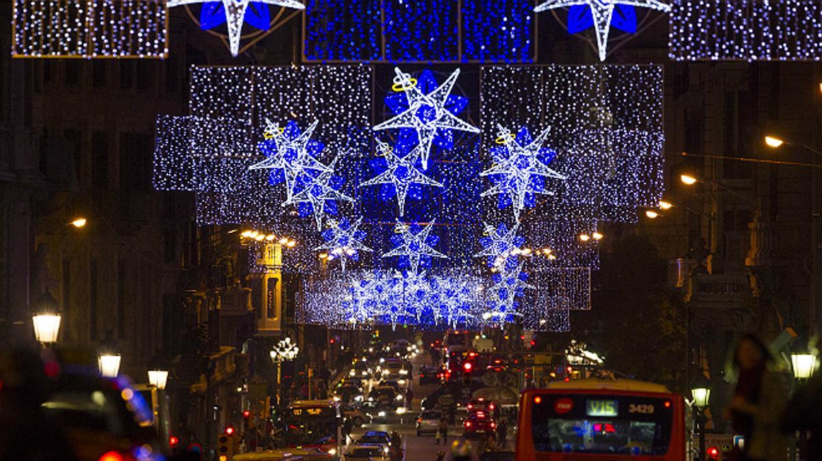 Els llums del Nadal ja recorren els carrers de Barcelona.