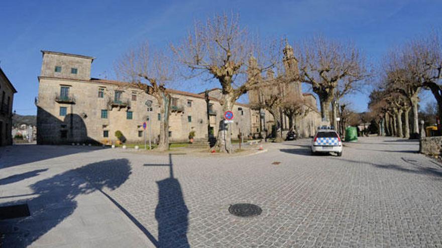 La explanada del monasterio, ante su enésimo parcheado