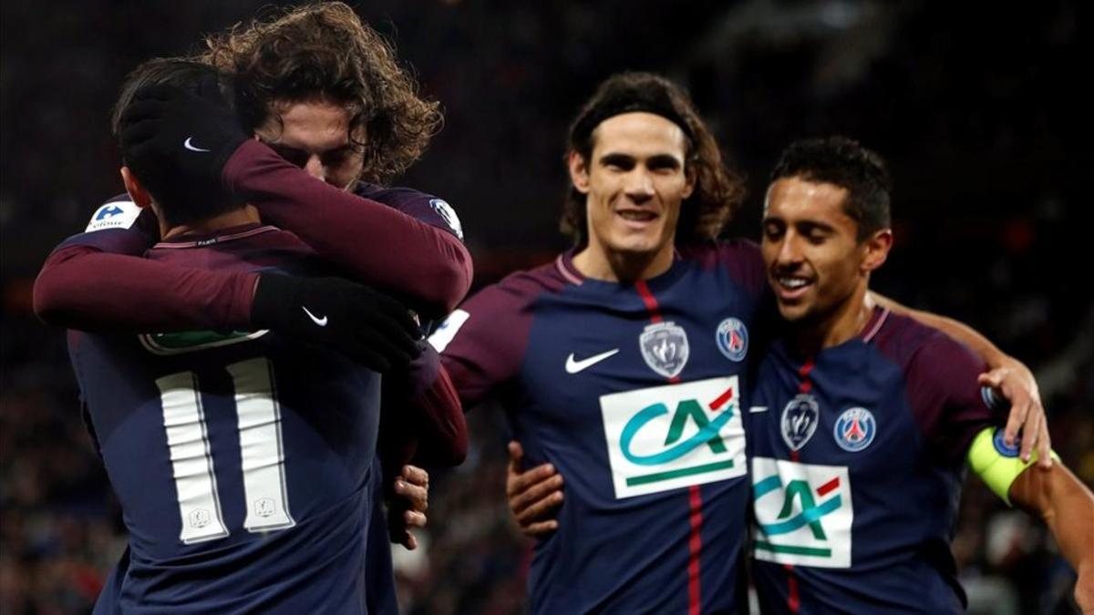 Los jugadores del PSG celebran el 1-0, obra de Rabiot