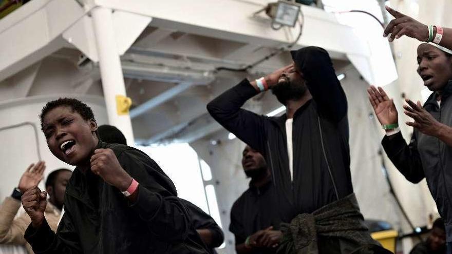 Refugiados del &quot;Aquarius&quot; cantando, ayer, en la cubierta del barco.