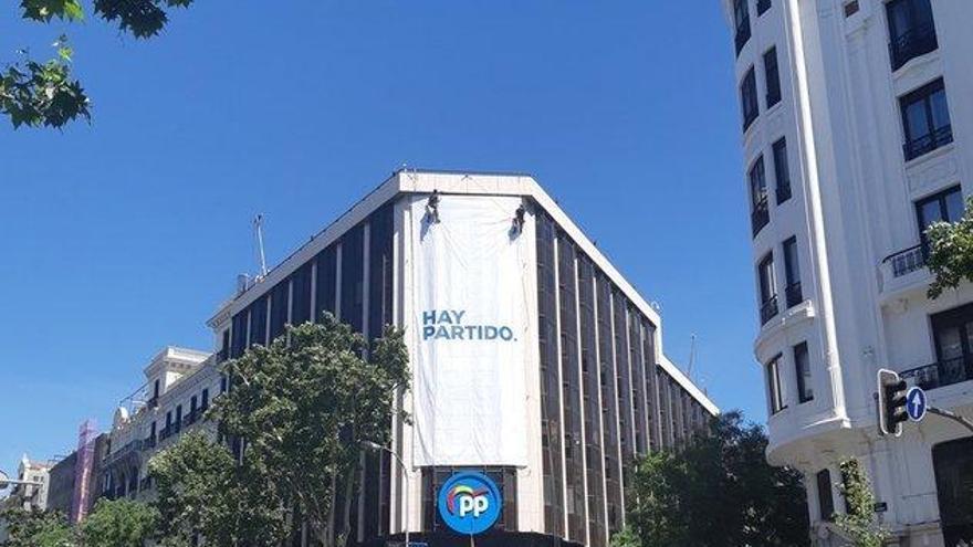 &quot;Hay partido&quot; y sin Casado: el PP cuelga en Génova 13 un cartel para el 26-M