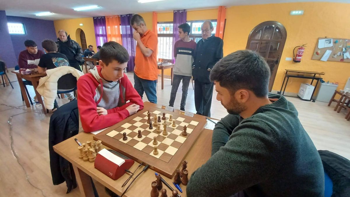 Una de las partidas del Torneo de Ajedrez Internacional que se celebra en Grado, en una imagen del pasado martes