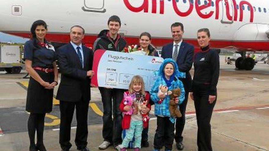 Familie Sasse (Mitte) wurde von Flughafenchef Álvarez (2. v. li.) und Air Berlin-Spanien-Direktor Paul Verhagen (2. v. re.) empfangen.