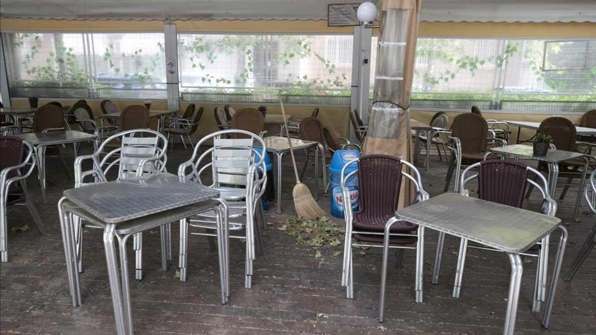 El INE rebaja al 17,8 % el desplome económico en el segundo trimestre. En la foto, un bar cerrado en Madrid.