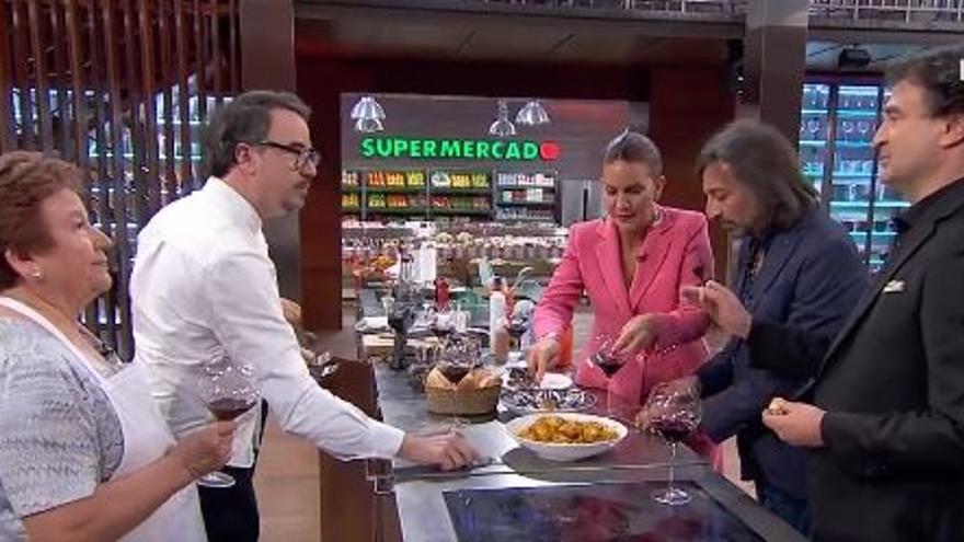 Paco Morales y su madre Nati presentan sus platos al jurado.