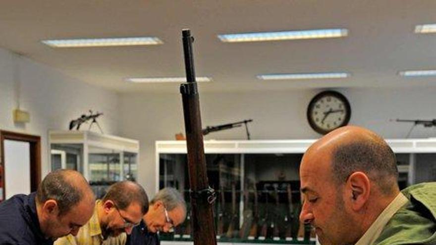 Juan Carlos Díez Marchena, con un fusil Mauser Oviedo.