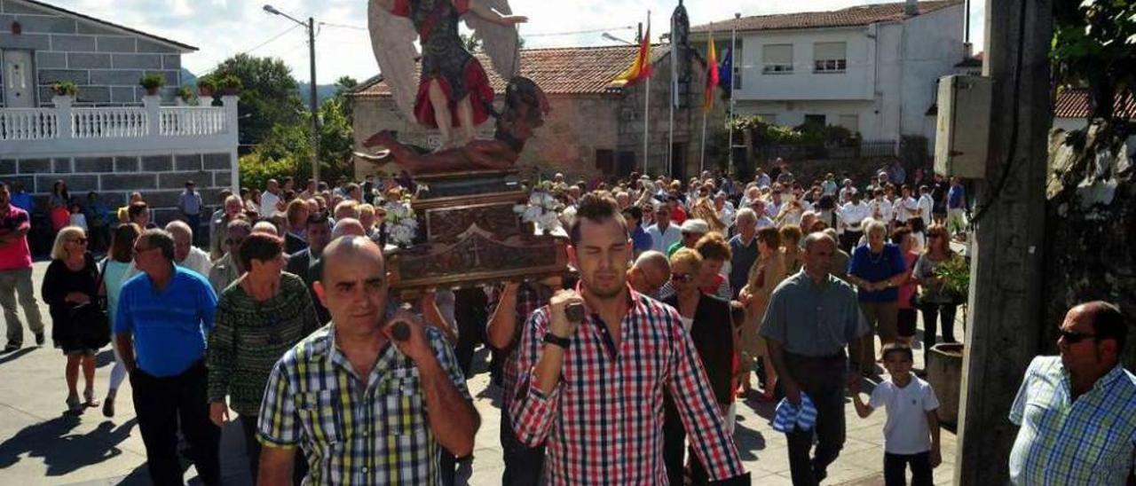 Una procesión anterior en Trabanca Badiña en honor de San Miguel. // Iñaki Abella