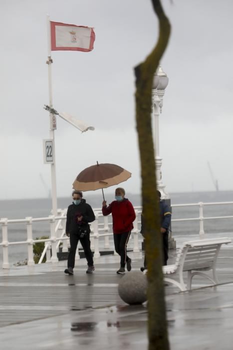 Las imágenes del temporal en Gijón.