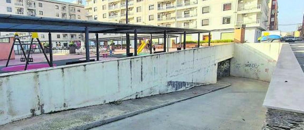 El aparcamiento está situado en la Plaza Fontilles y se encuentra en estado de deterioro. | A.A.