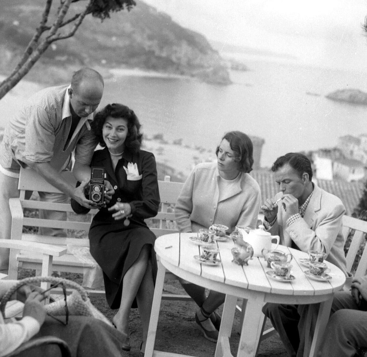 MD-17 Madrid, 27-9-04.- Doce años vivió Ava Gardner en España, entre 1954 y 1968, periodo de su biografía poco conocido que el escritor Marcos Ordóñez desvela ahora en "Beberse la vida" y que le ha servido para descubrir en pleno franquismo "un mundo subterráneo de grandes fiestas, de juergas interminables y de sexo". En la foto de archivo (1950) la famosa actriz en Tossa de Mar (Girona), acompañada de su tercer marido Frank Sinatra (d), donde llegó para rodar la película "Pandora y el holandés errante". EFE