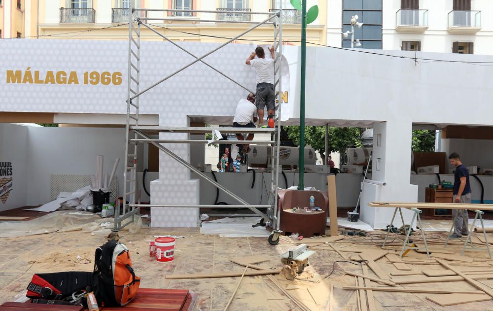 Las calles del centro de la ciudad y la plaza de la Constitución se ''visten'' para los días de fiesta que están a punto de llegar