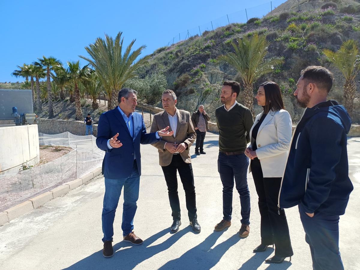 La consejera, Sara Rubira, durante su visita a las instalaciones de la EDAR de Abanilla.