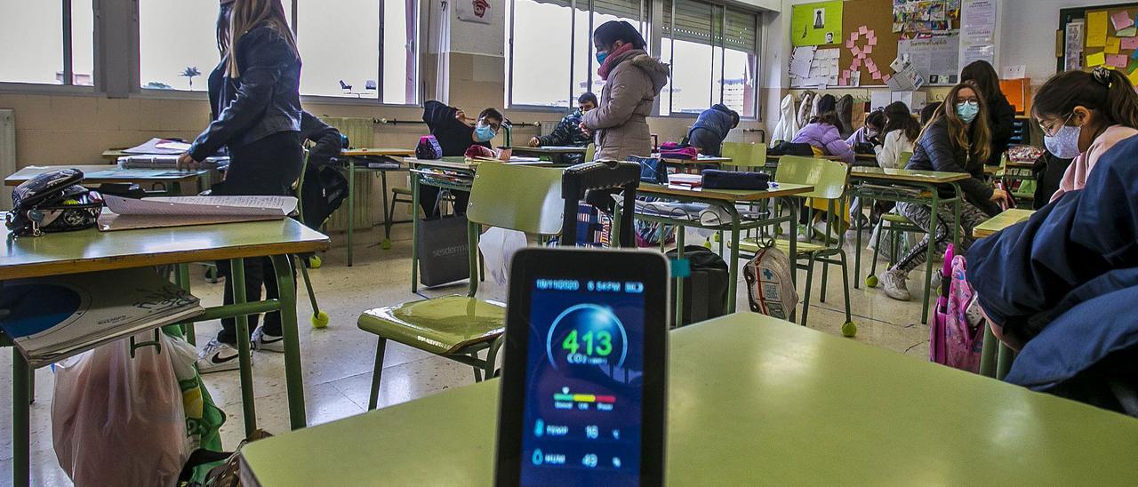 El nivel adecuado de dióxido de carbono en el exterior es de 420 partes por millón. El del aula en el colegio Enric Valor marca 413, como si estuvieran en la calle. |