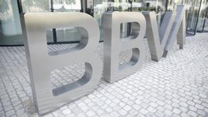 Logo del BBVA a las puertas de su sede en Madrid.