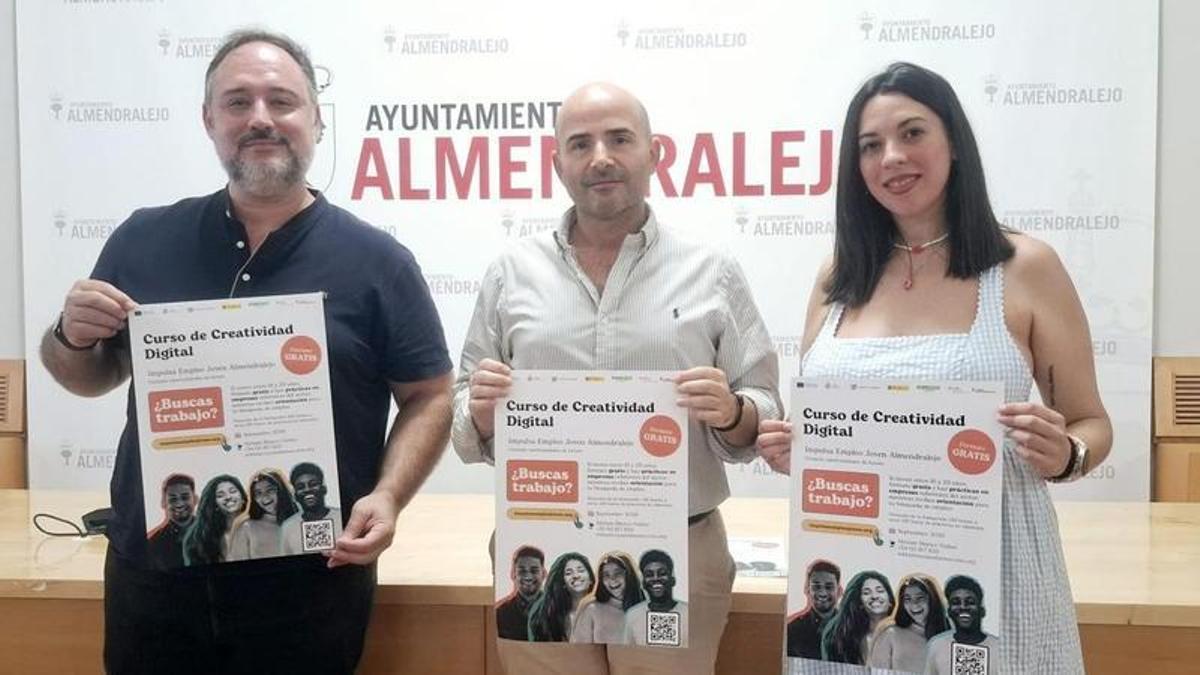 Integrantes de la Fundación Ayuda en Acción y el ayuntamiento de Almendralejo presentan el plan Impulsa.