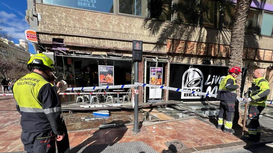 Una persona resulta herida tras caer el escaparate de un local de comida rápida en el centro de Valencia