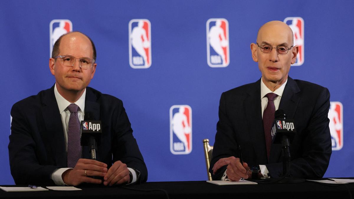 Andreas Zagklis y Adam Silver, en Nueva York el jueves.