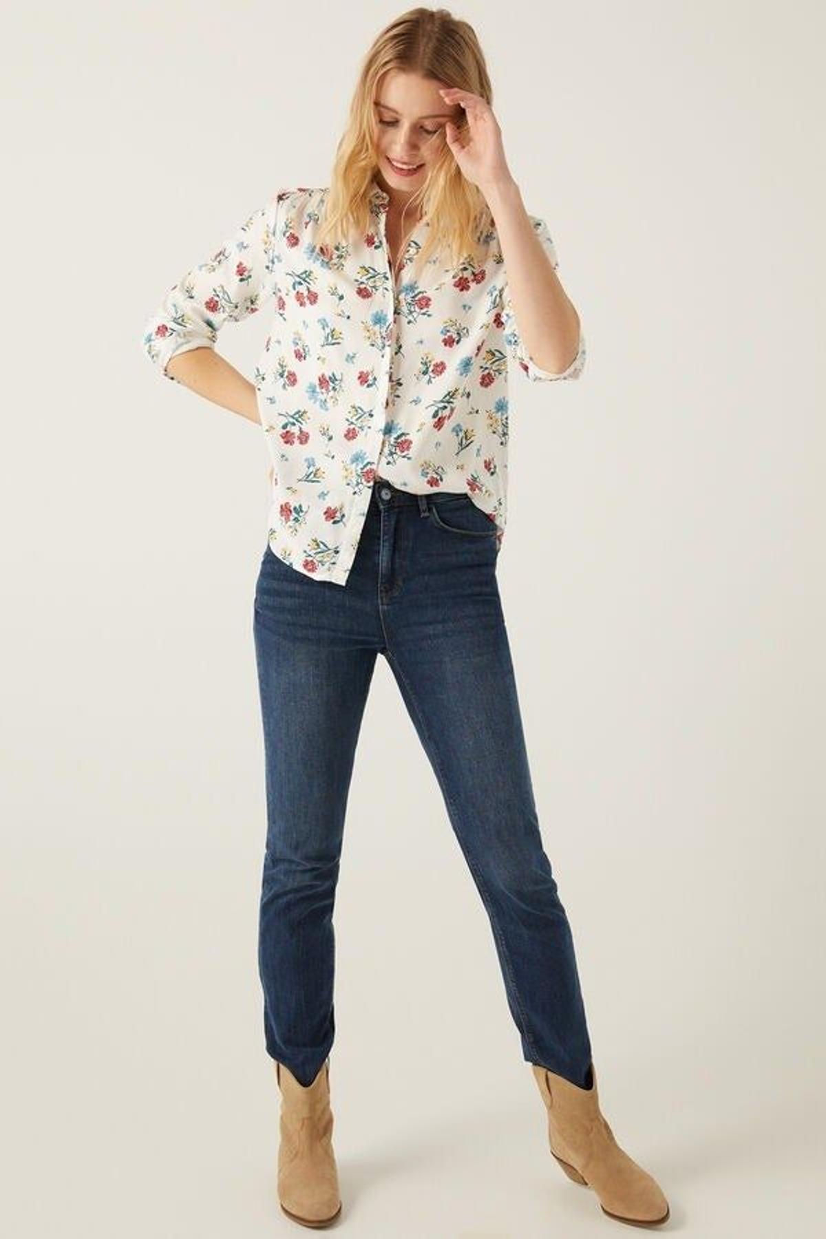 Blusa de manga larga, con cierre de botones y estampado de motivo floral, de Springfield (12,99 euros)