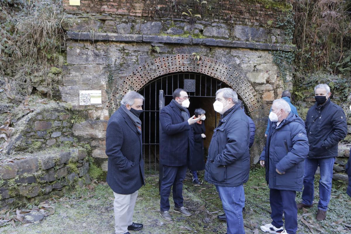 La visita de Adrián Barbón a la exposición de McCall
