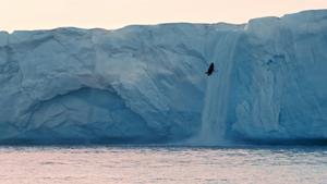 La hazaña del kayakista catalán Aniol Serrasolses al descender de un glaciar de 20 metros