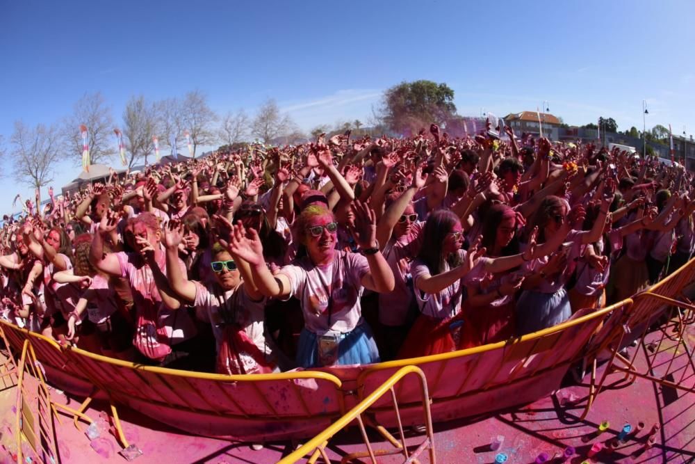 Música electrónica, deporte y diversión se fusionan en una prueba que tiñe a sus miles de participantes de todas las tonalidades.