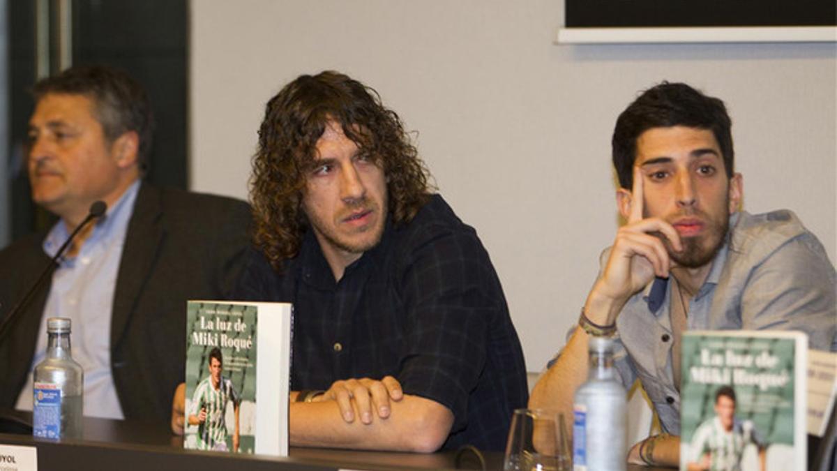 Carles Puyol, en un momento de la presentación de libro 'La luz de Miki Roqué', flanqueado por Ramón Canal y Juan Manuel López