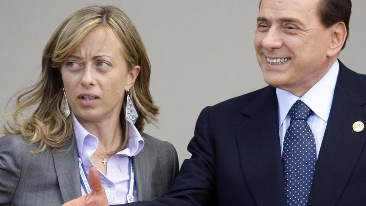 Giorgia Meloni con Silvio Berlusconi en el 2009.