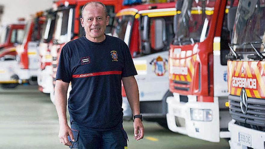 Francisco Dámaso, en el parque de Bomberos. | casteleiro/roller agencia