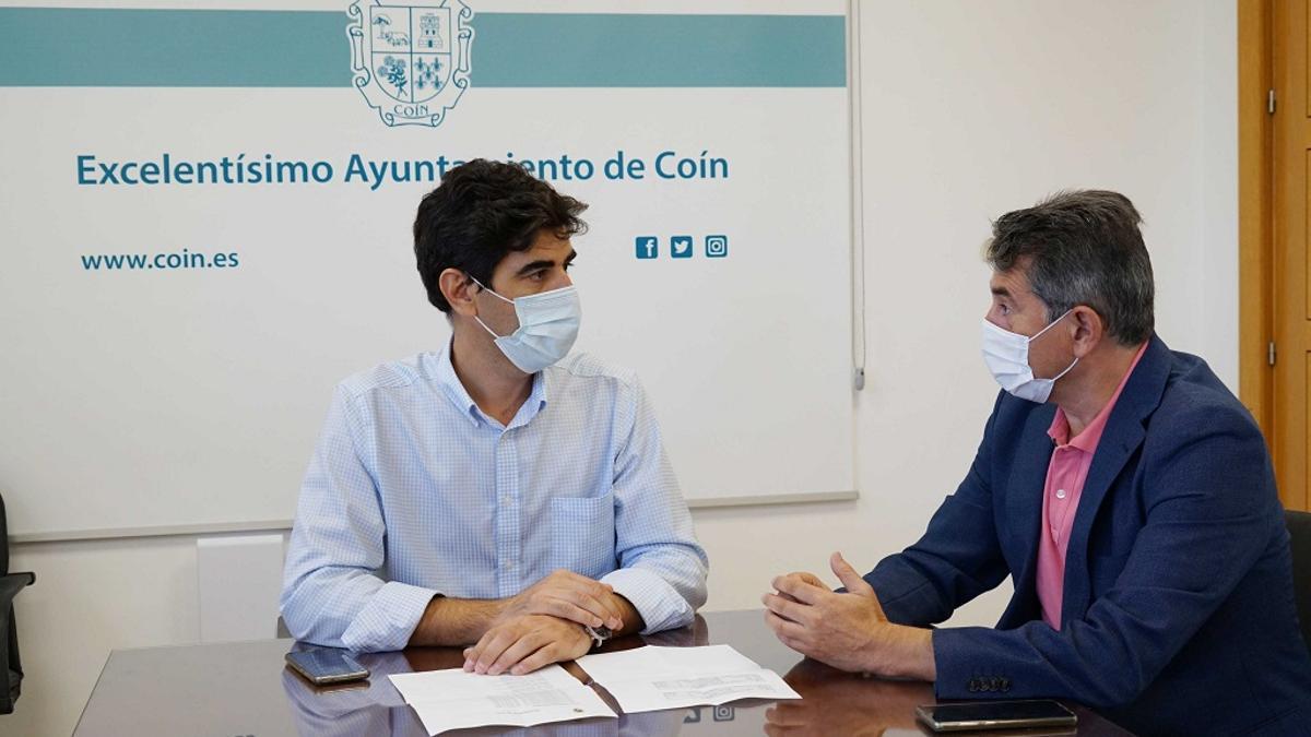Francisco Santos y Miguel Vázquez presentan los datos de la subasta de parcelas en Sierra Gorda.
