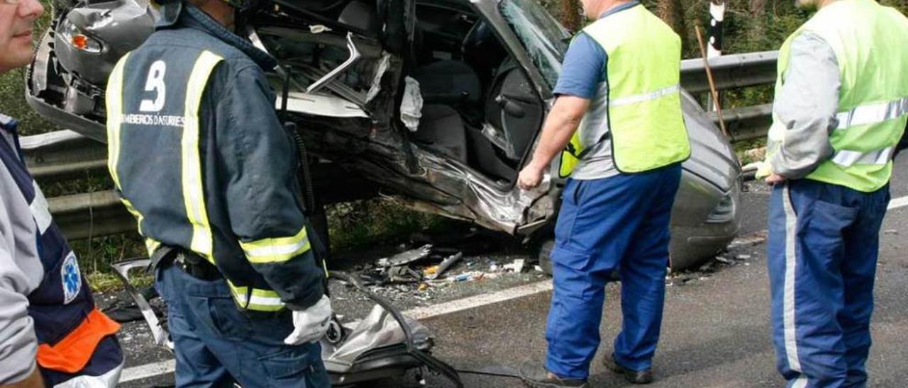 Un coche accidentado en el tramo de la N-634 que va de Nava a Infiesto.